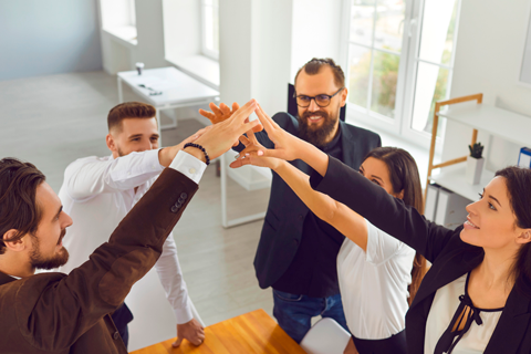 Personas con los brazos extendidos juntos