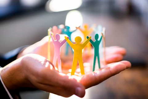 personas de papel en ronda sobre una mano