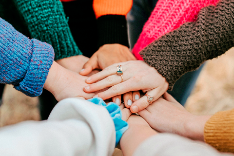 manos apoyadas unas sobre otras