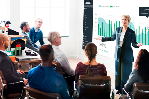 Persona frente a grupo con actitud de liderazgo