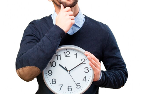 persona en actitud pensativa con un reloj en el pecho